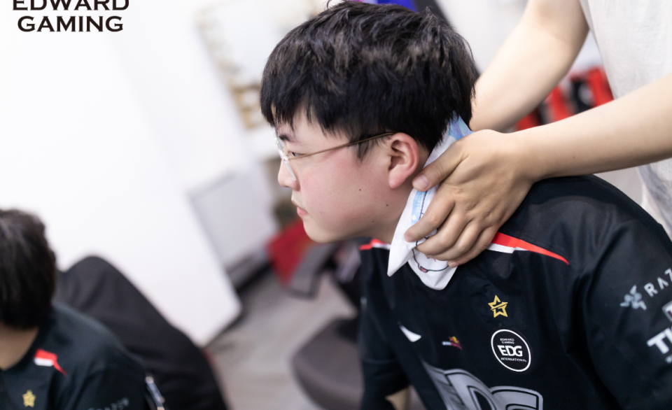 Uzi重返赛场，大比分获胜首场状态出色，西班牙队观众沸腾！